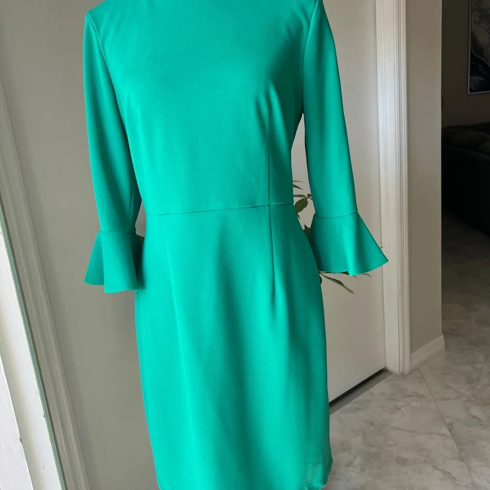 Donna Morgan Green Dress – Fitted Silhouette with Ruffled Cuffs - Picture 4 of 12